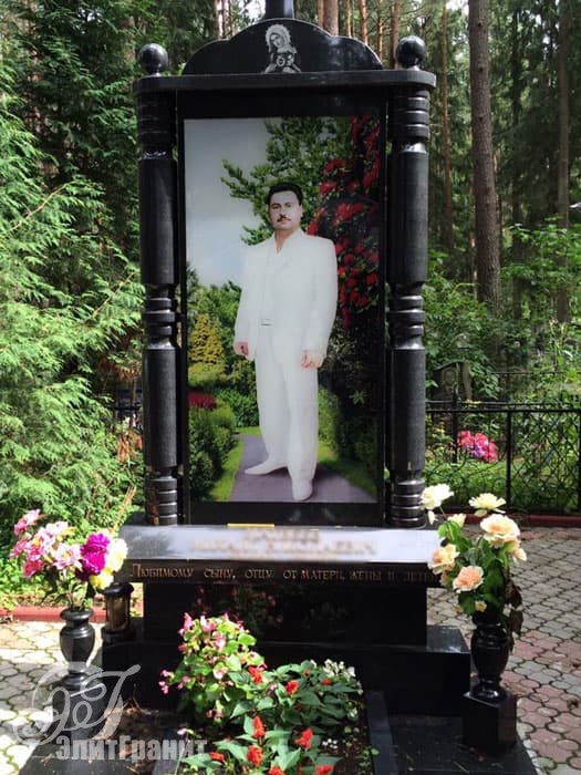 Медальон 'Стеклофотокерамика' с фото на памятник - заказать художественное оформление в Минске