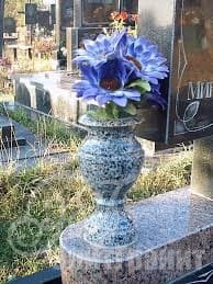 Ваза на могилу: гранитная или бронзовая?